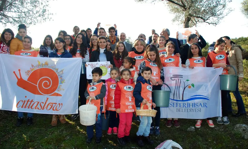 Seferihisar’da bin yaşında zeytin ağaçların yağları satışa çıkıyor