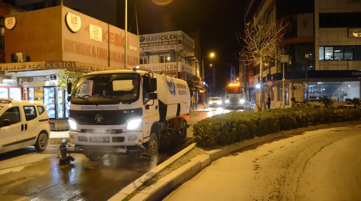 Atatürk Caddesiyle Çeşme Durağı arasında hijyen çalışması