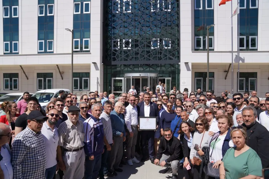 Başkan Yetişkin mazbatayı aldı: "İyi ki bu yolda sizlerleyim”