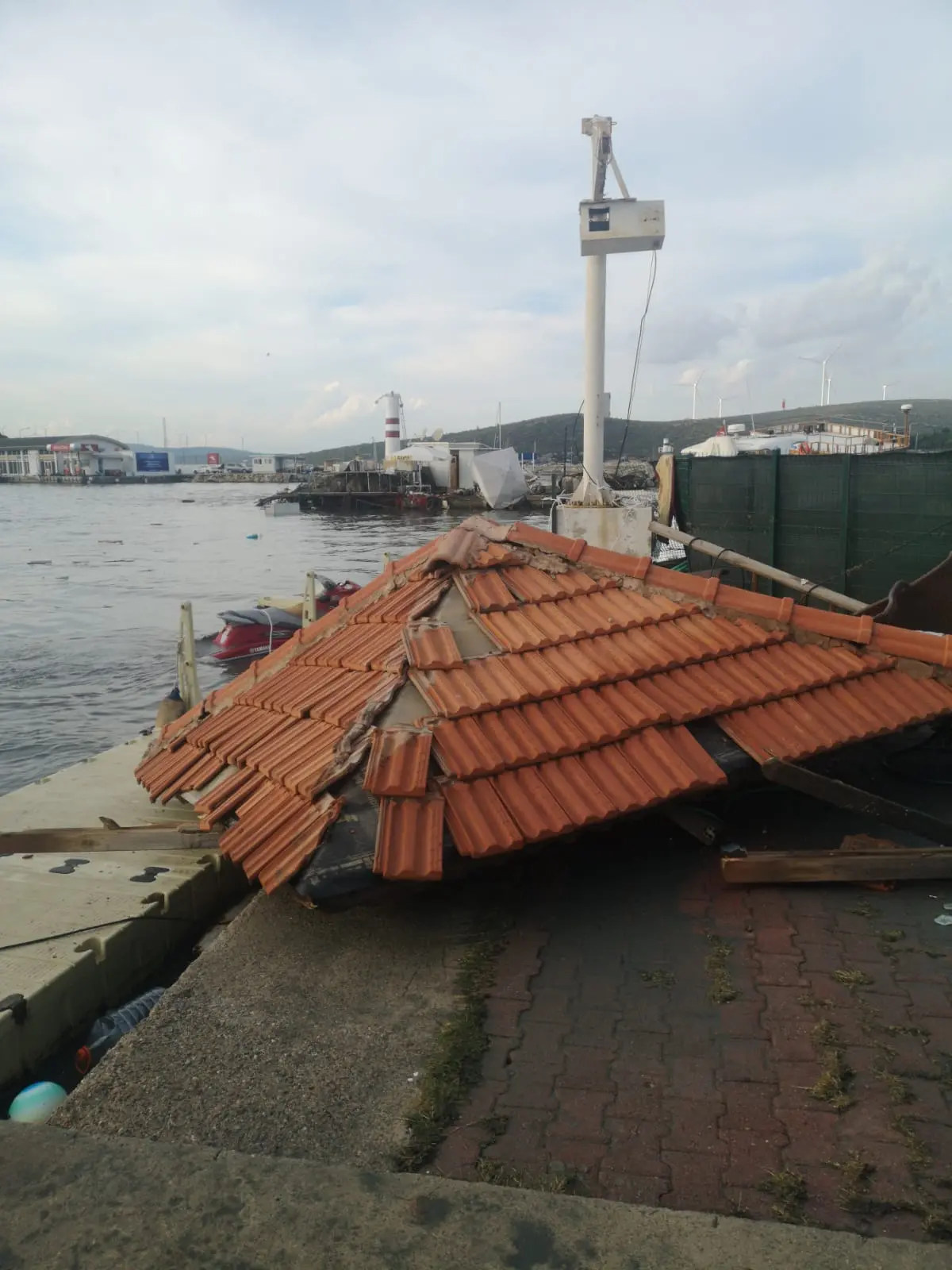 Akarca ve Sığacık’ta deniz taştı; tekneler sürüklendi