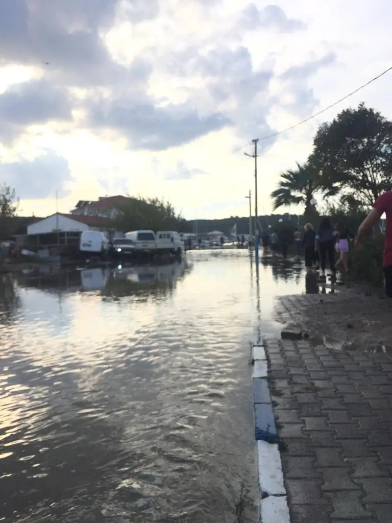 Akarca ve Sığacık’ta deniz taştı; tekneler sürüklendi