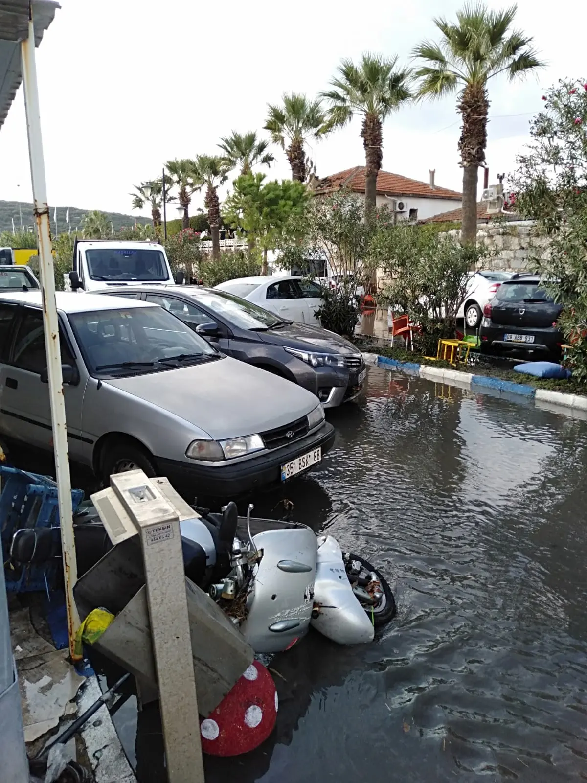 Akarca ve Sığacık’ta deniz taştı; tekneler sürüklendi