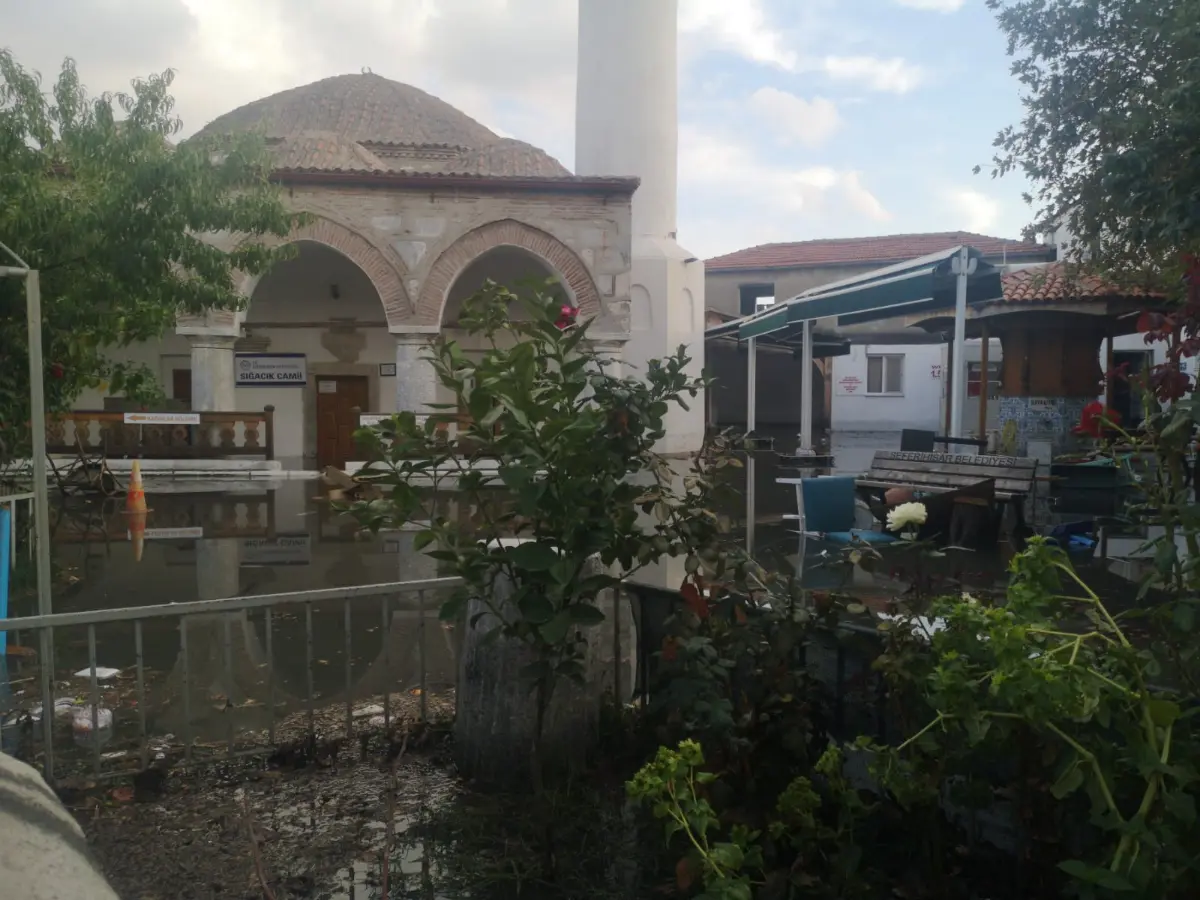Akarca ve Sığacık’ta deniz taştı; tekneler sürüklendi
