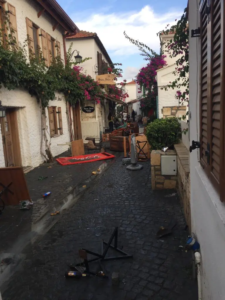 Akarca ve Sığacık’ta deniz taştı; tekneler sürüklendi