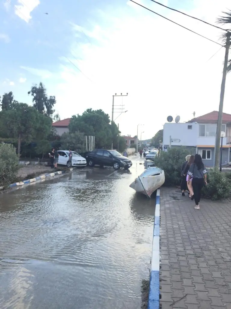 Akarca ve Sığacık’ta deniz taştı; tekneler sürüklendi