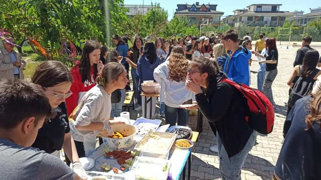 Gençler kendi okullarında Hıdırellez coşkusuna ortak oldu