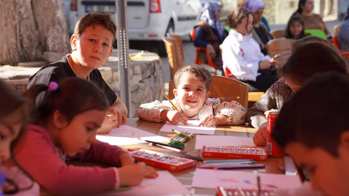 Gödence köyünde çocukların yüzü güldü