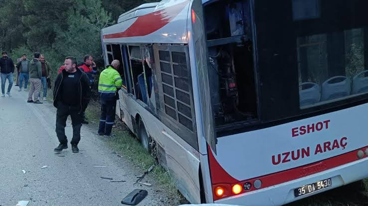 İzmir’de TIR belediye otobüsüne çarptı: 1 can kaybı…