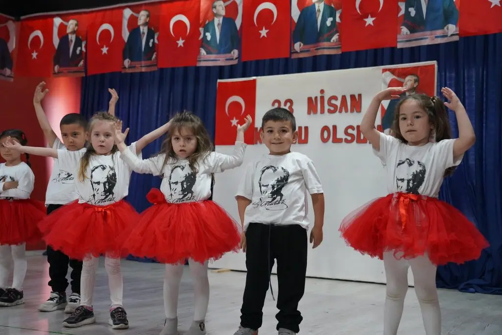 Masal Evi öğrencilerinden 23 Nisan gösterisi