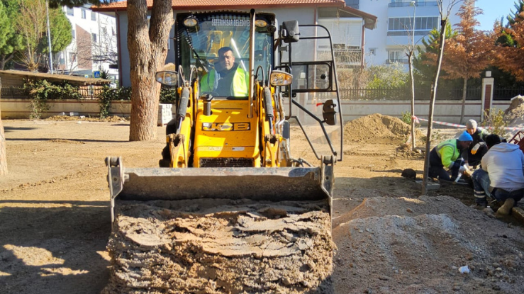 Müşerref Hepkon İlkokulu bahçesi düzenleniyor