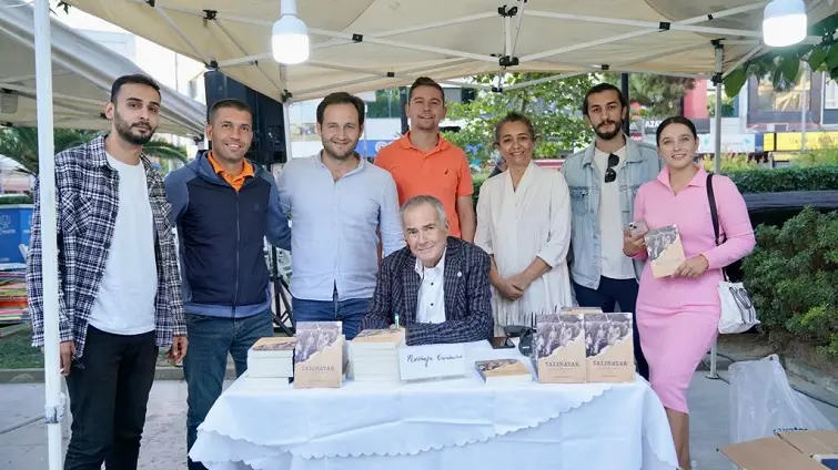 Mustafa Karabulut kitabını imzaladı