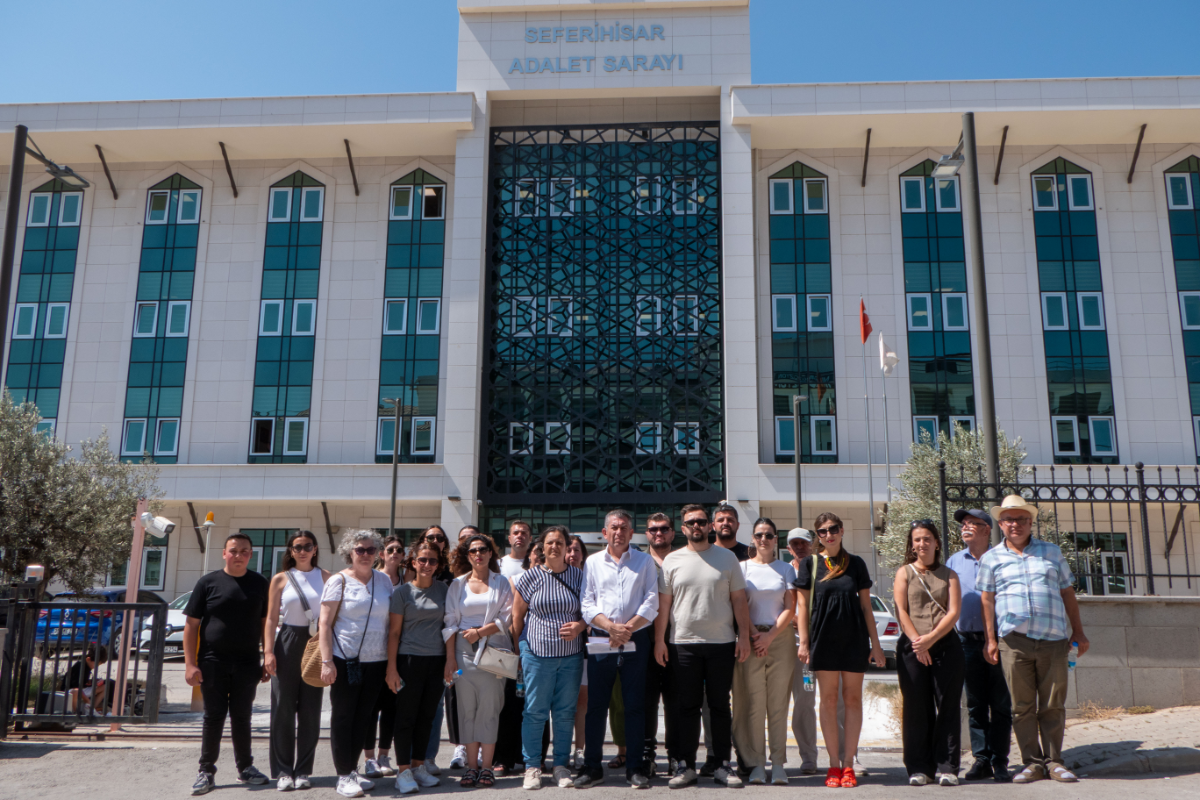 Seferihisar’da Atatürk portresi önünde uygunsuz poz skandalı: Tepkiler çığ gibi büyüyor
