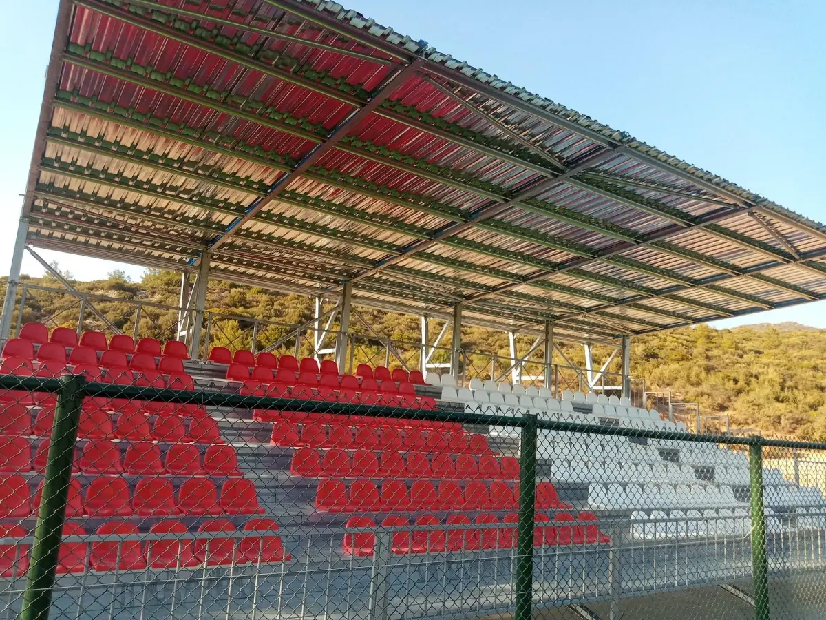 Ürkmez Şehit Osman Koç Stadı çalışmaları sona yaklaşıyor