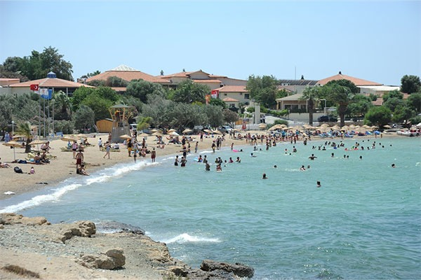 Yaz mevsiminin gelmesiyle birlikte İzmir sahilleri yine en güzel plajlar arasında yerini aldı