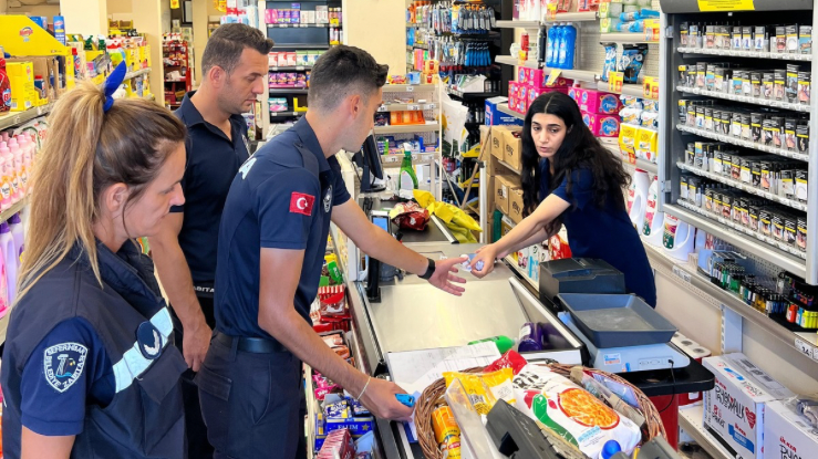 Zabıta ekipleri zincir marketleri denetledi
