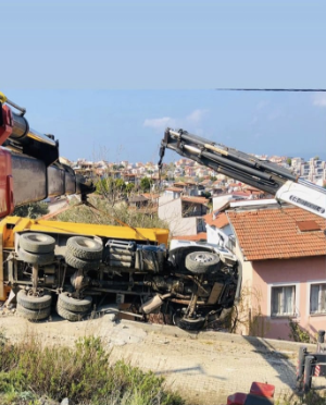 Akarca’da hafriyat kamyonu devrildi