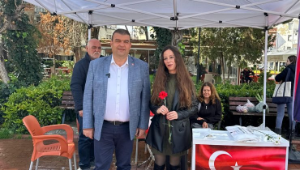 Başkan Yetişkin’den kadın rakibine karanfil