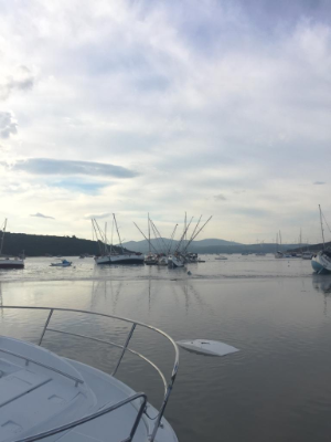 Akarca ve Sığacık’ta deniz taştı; tekneler sürüklendi
