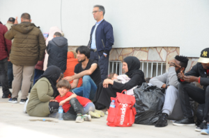 Göçmen operasyonunda bebek dünyaya geldi