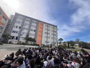 Güzelbahçe 60. Yıl Anadolu Lisesi öğrencilerinden oturma eylemi: “Altmış susma, öğretmenine sahip çık!”