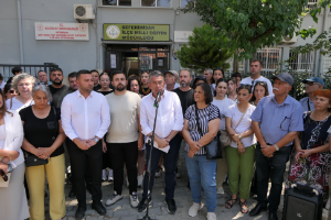 Seferihisar’da Atatürk portresi önünde uygunsuz poz skandalı: Tepkiler çığ gibi büyüyor