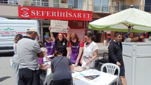Seferihisar’da hayvan hakları savunucuları imza kampanyası başlattı