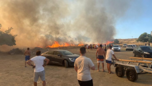 Seferihisar’da yangın! Otoparkta çıkan yangın kontrol altına alınmaya çalışılıyor