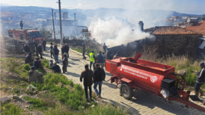 Turgut'ta bir evin deposunda çıkan yangın hızlı müdehaleyle söndürüldü